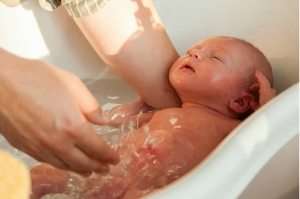 ¿Mamá/papá primerizo? Te compartimos algunos tips para que no sufras los primeros baños de tu bebé
