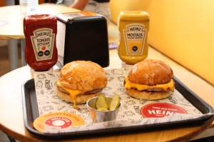 Heinz hace un tour por las hamburgueserías top con certificado Heinz Selection