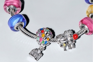 Convierte cada día en una aventura con los nuevos charms Up! de Disney x Pandora