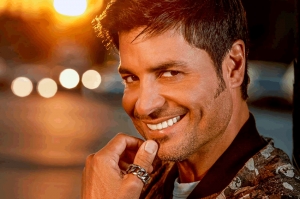 Chayanne dice “Te amo y punto” en su nueva balada romántica