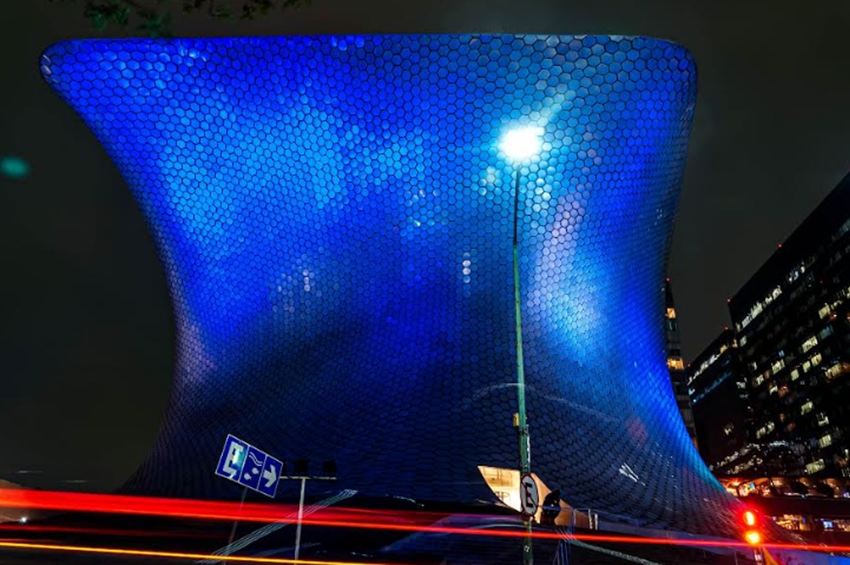 Smile Train celebra 2 millones de cirugías iluminando el Museo Soumaya