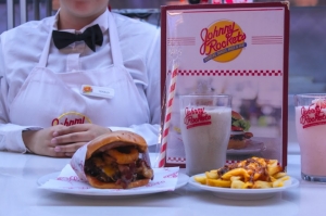 ¡Johnny Rockets llega con su icónica experiencia a Parque Las Antenas!