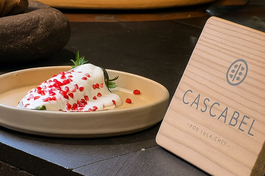 Cascabel da la bienvenida a la temporada de chiles en nogada con el toque único de la Chef Lula Martín del Campo